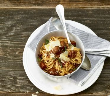 2016-1-2-spaghettini-an-tomatensauce-mit-wurstbaellchen